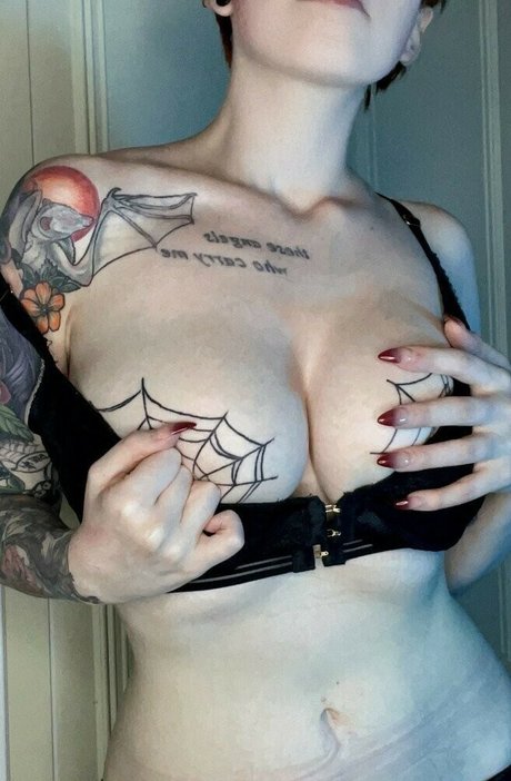 Ember Wolf nice pornstar img