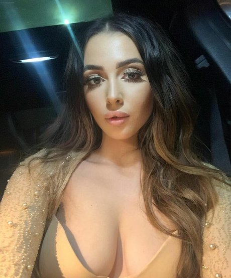 nidakhan sexy actress image