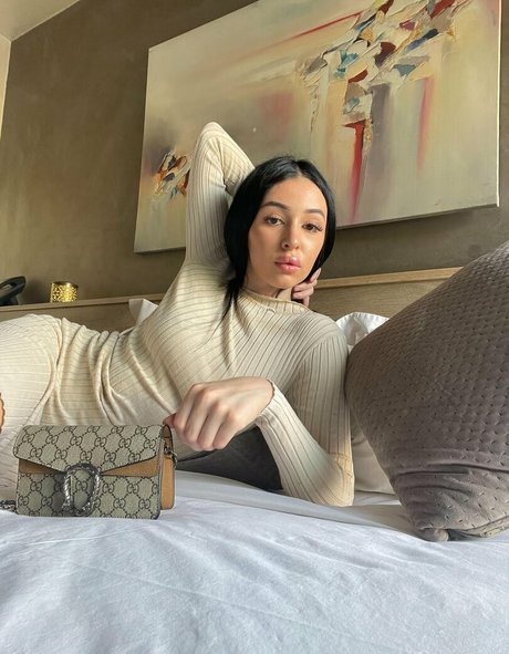 nidakhan model naked images