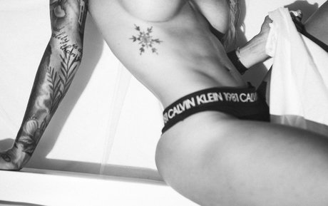 thiskindasnow pornstar top photo