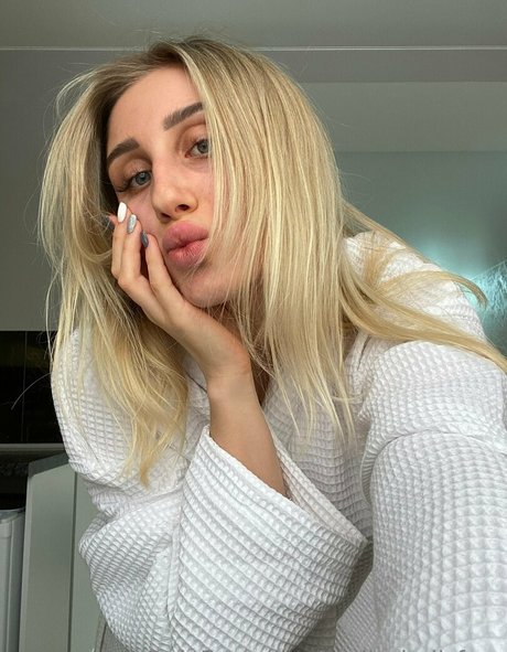 yourdarcy exclusive model image