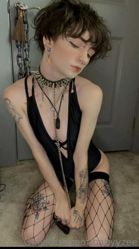 Babyyzee model top pictures