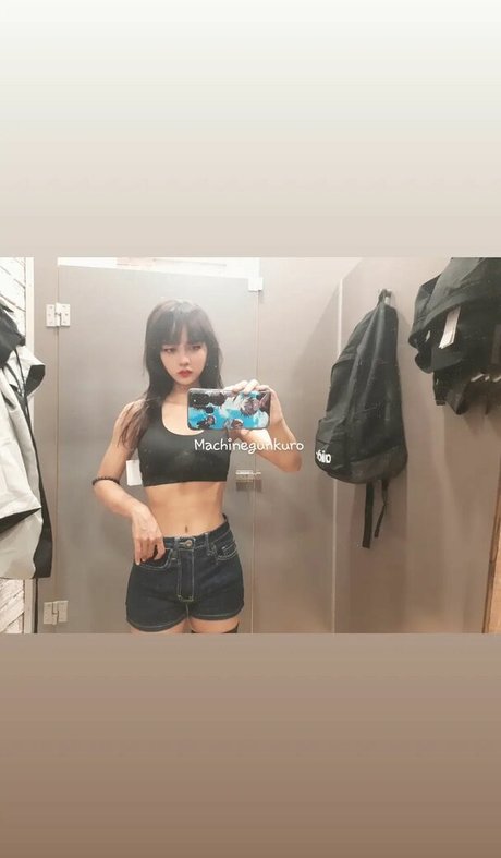 Kuro Emma model hd picture