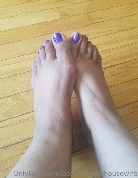 boredcougarhousewife star image