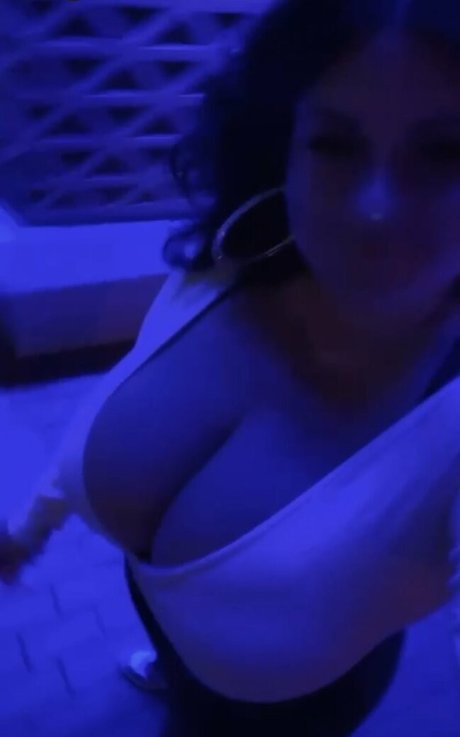 Mila Pink pretty model image