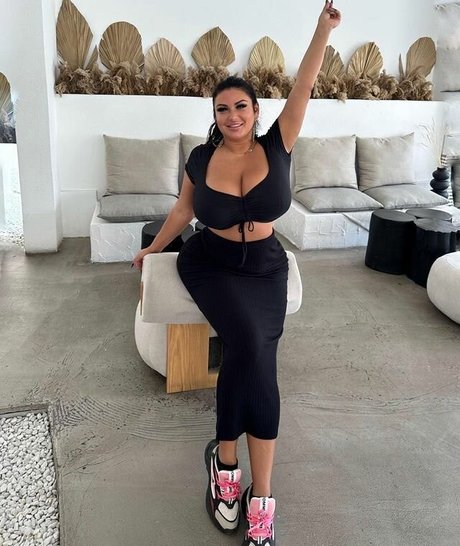 Mila Pink model hot picture