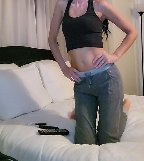 thinbitch925 model naked pic