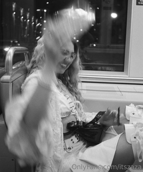 itszaza hot star images