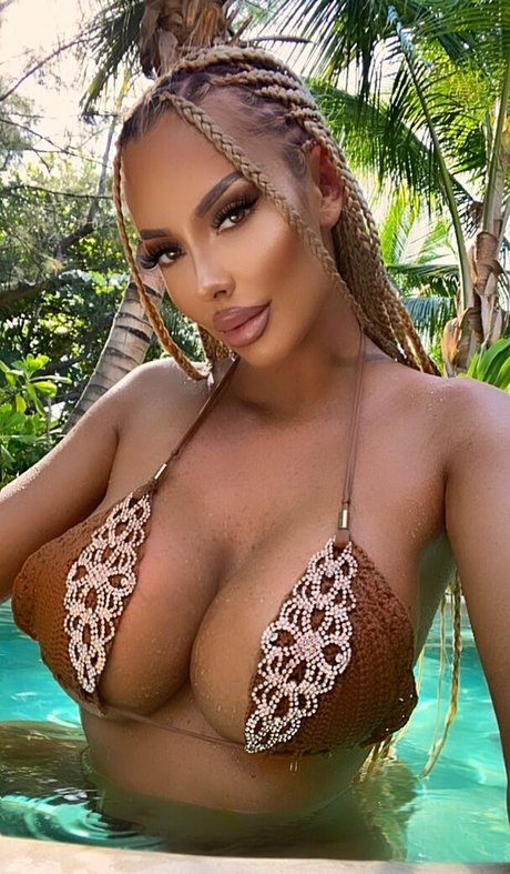 courtneytaylor pretty actress pictures