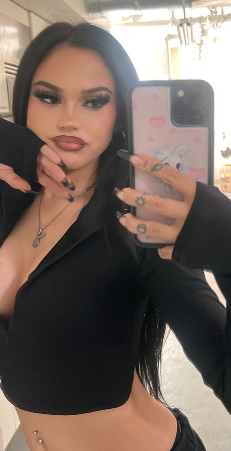 Maggie Lindemann hot pornstar pictures