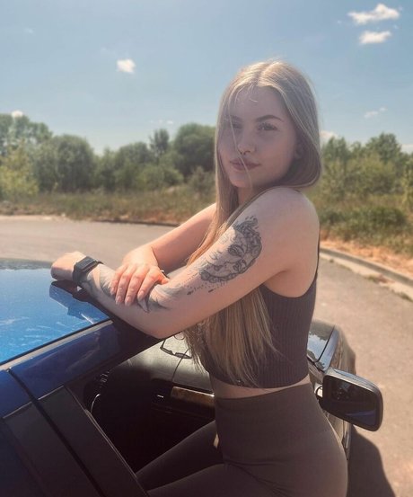 emaazing exclusive model picture