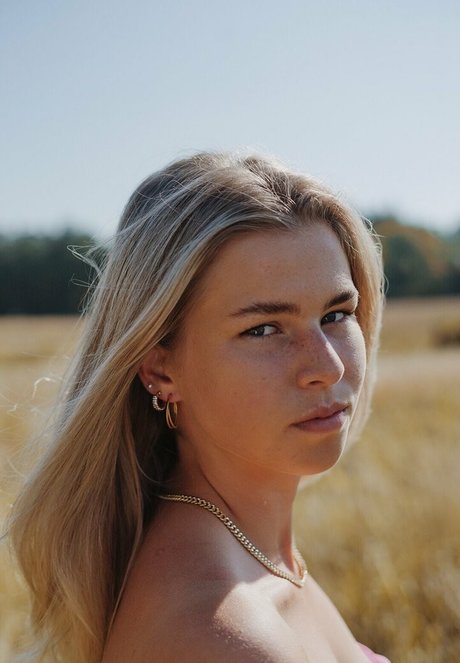 Mynte Muse adult model pics