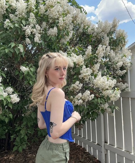 Camcossss nude model img