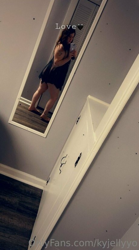 kyjellyyo nude pornstar galleries