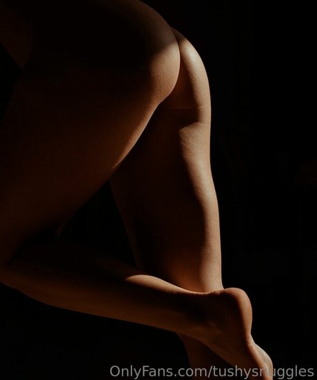 Tushy Snuggles free actress pictures