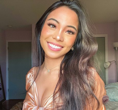 Arienne Monteclar nice pornstar pics