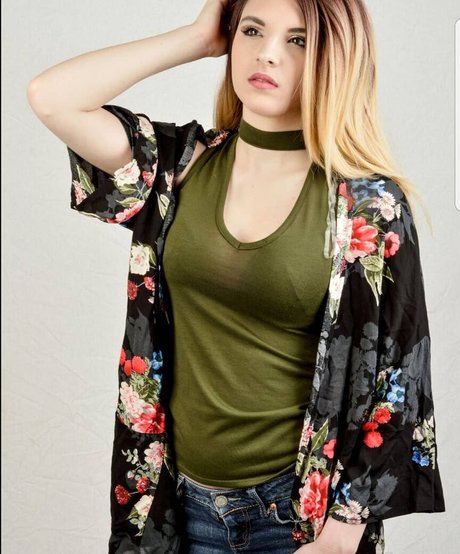 Chelsie Deville exclusive star photos