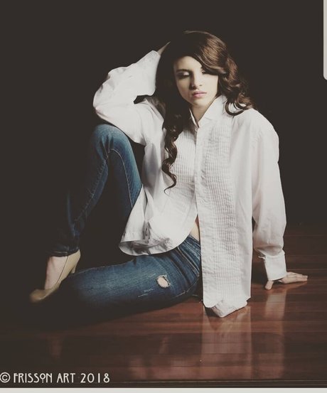 Chelsie Deville beautiful model img