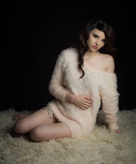 Chelsie Deville pretty actress pictures