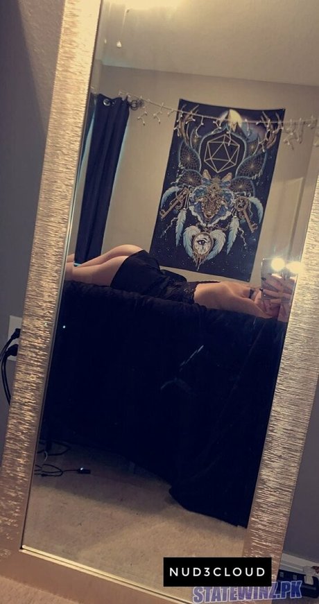 Chloe Mettenbrink naked model pic