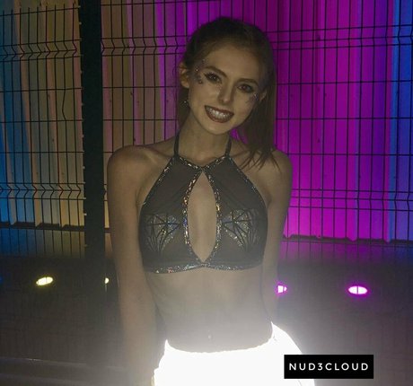 Chloe Mettenbrink sexy actress img