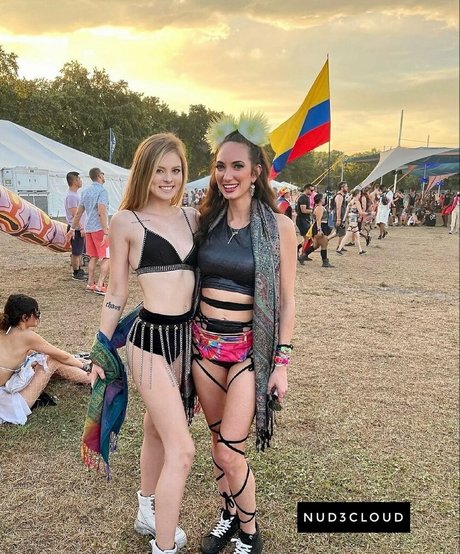 Chloe Mettenbrink top model photo