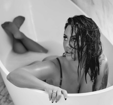 Victoria Love model photo