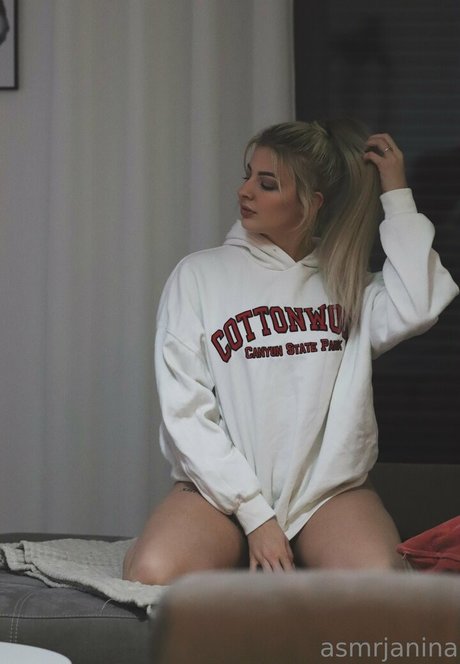 female popular onlyfans naked pics