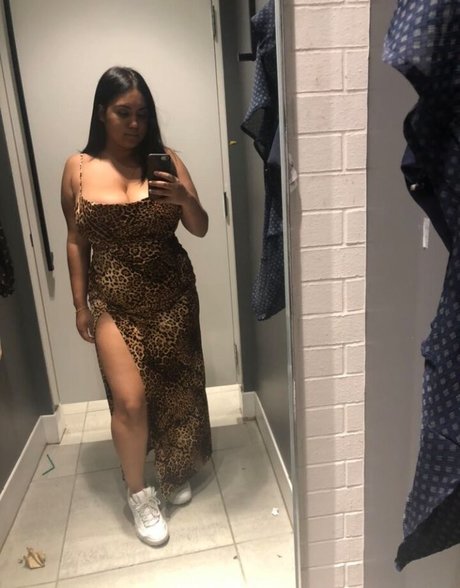 mynamesydalia model top pic