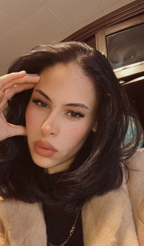 Theesolequeen model exclusive pic