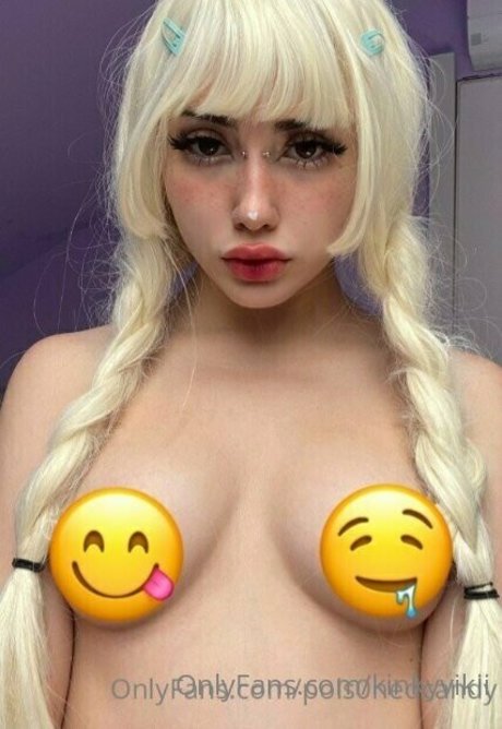 kinkyvikii star nude pic