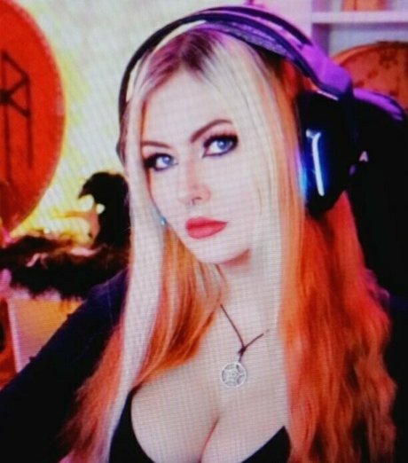 fr0stqueenvip nice pornstar photo