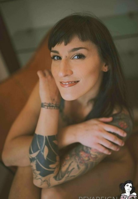 reyareign xxx model pic