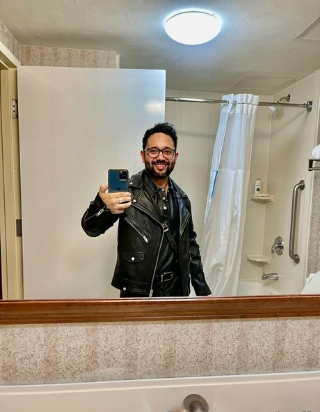 leoffz naked model photo