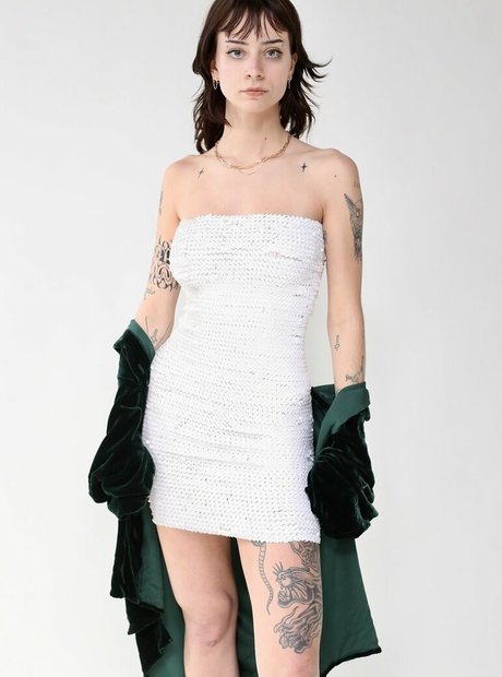 Aynsleigh Escher model pretty pictures