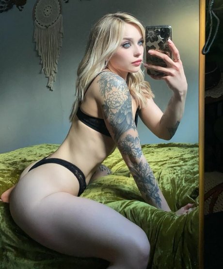 elease sg nude model image