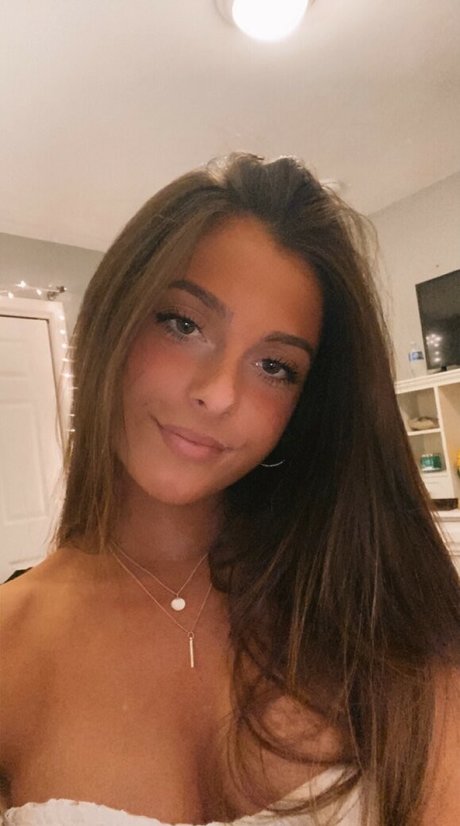 Elise Mancabelli model nude pic