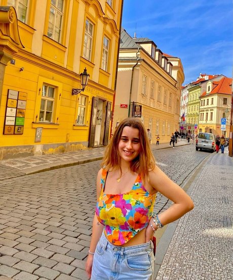 Julia Gomez nude star pic