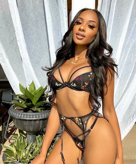 Breann Llewelyn model hot picture