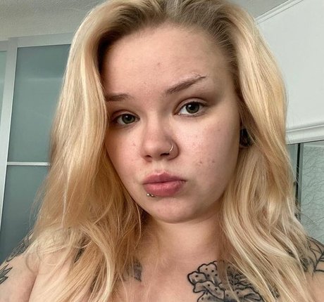 caraharriet model exclusive img