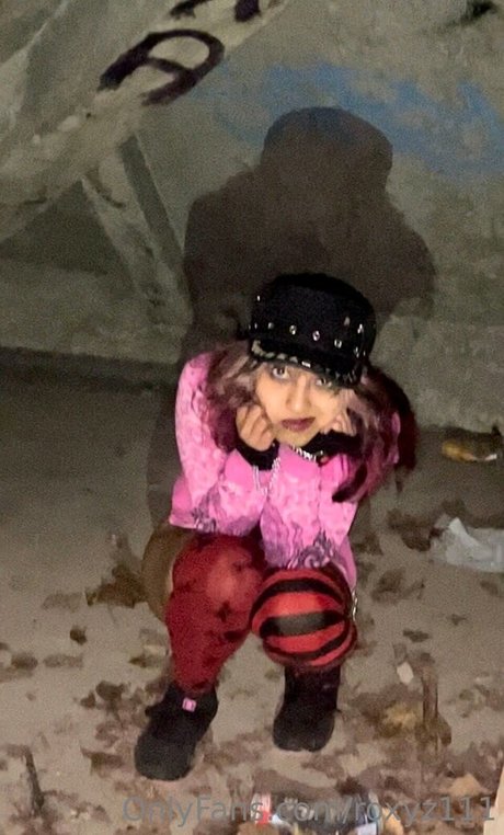 Roxyz111 model nude galleries