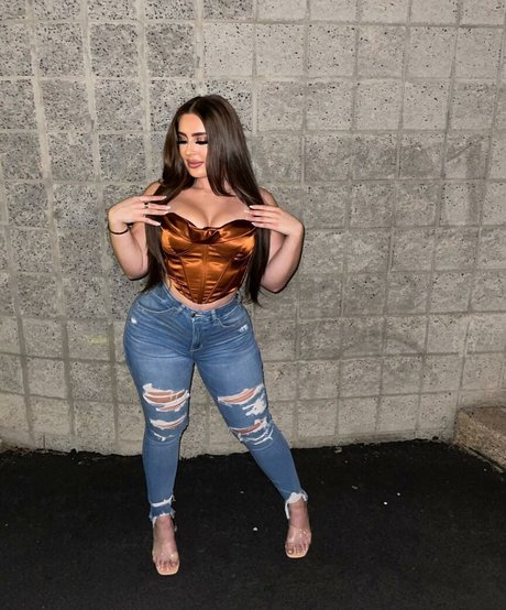 Mamiii model art picture