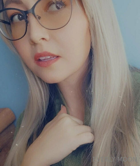 everlymoon star exclusive pic