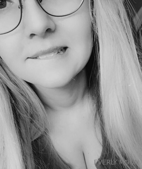 everlymoon model adult galleries