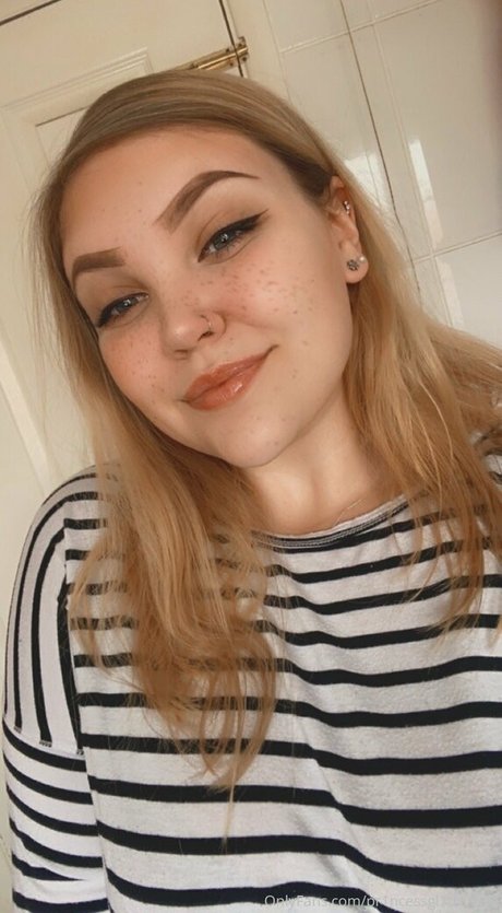 pr1ncessgl1tterfree naked star photo