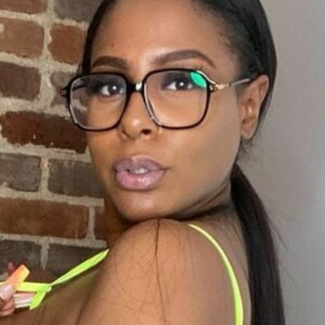 Fat Booty Bae sexy actress photos