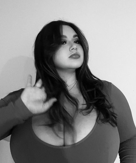 Sara M hot model image