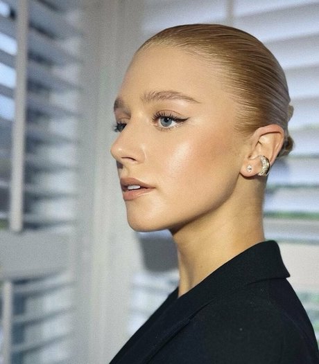 Julia Schlaepfer model pornographic gallery