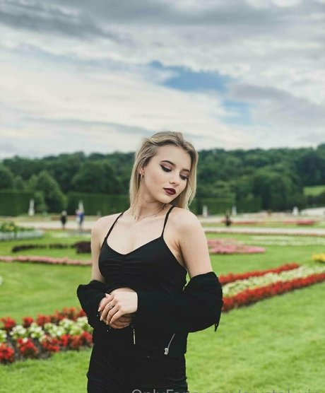 crystal vip pretty actress pictures