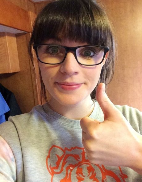 Aisling Bea erotic actress pics